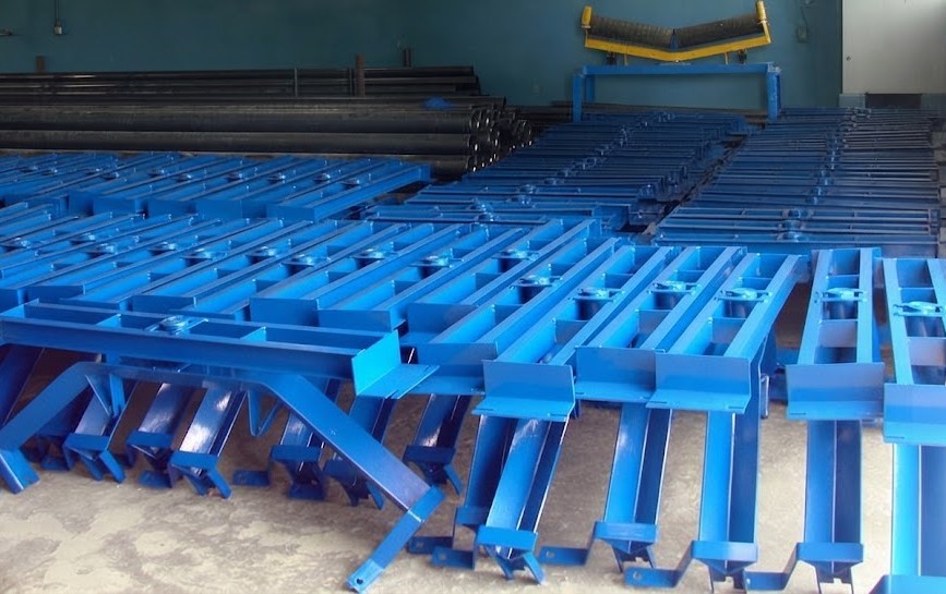 Cavaletes de carga azuis paletizados no galpão de produção