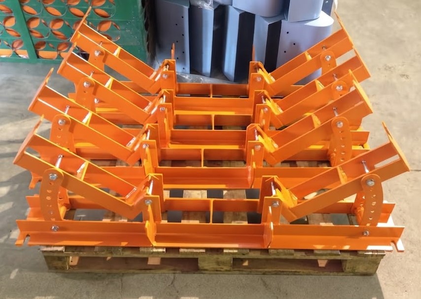 Cavaletes de retorno laranja paletizados para expedição