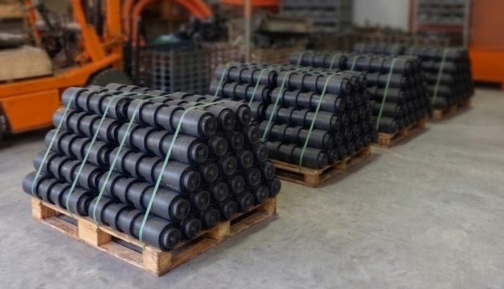 Roletes de retorno empilhados e paletizados para expedição